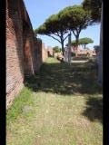 07269 ostia - regio i - insula xii - caseggiato a tabernae (i,xii,10) - ostseite - porticus (zu terme del foro (i,xii,6) gehoerend) - bli ri norden - 06-2024.jpg